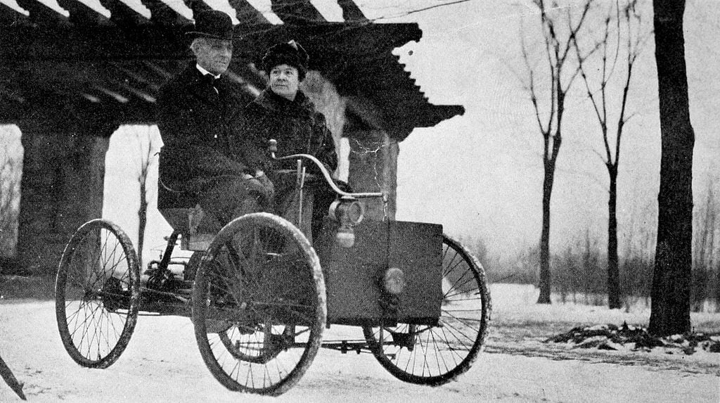 1024px-Mr_and_Mrs_Henry_Ford_in_his_first_car.jpg